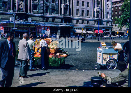 Obst Verkäufer außerhalb Kino Odeon ist Marble Arch. Bild in 1959 getroffen Stockfoto