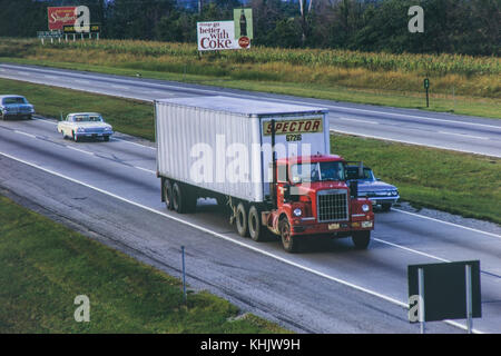 Spector weiß Traktor und Anhänger Lkw, ca. 1967 auf einer unbekannten Highway in den Vereinigten Staaten. Stockfoto