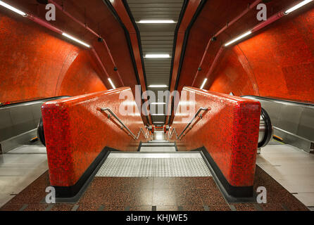 Red unterirdischen Rolltreppe in der U-Bahn Station Stockfoto