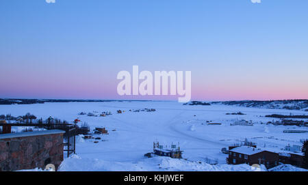 Gefrorenen See mit weißem Schnee bei Sonnenuntergang in Yellowknife, Kanada Stockfoto