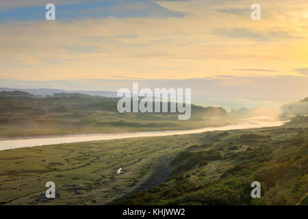 Ogmore Valley Ogmore auf dem Meer Southerndown Mid Glamorgan (Glamorgan Heritage Coast) Wales im frühen Morgennebel Stockfoto