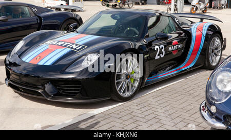 Drei Viertel der Vorderansicht eines Porsche 918 Spyder hybrid supercar auf Anzeige in der internationalen Fahrerlager bei der Silverstone Classic 2017 Stockfoto