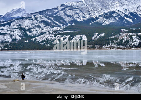 Ein einsamer Fotograf seine Kamera ein Foto auf See in Jasper Jasper National Park, Alberta, Kanada. Stockfoto