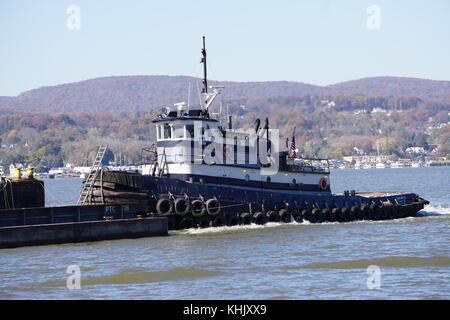 Tugboat drücken Lastkahn auf dem Hudson River in New York Stockfoto