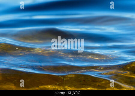 Eine Nahaufnahme Bild von einigen Wellen in Shore auf Vancouver Island British Columbia Kanada plätschern. Stockfoto