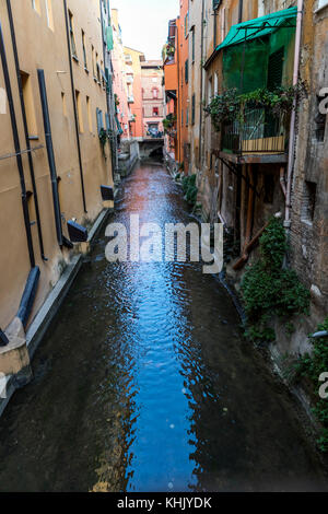 Nach Bologna hatte viele Kanäle. Jetzt nur noch einen Bruchteil des Netzes ist sichtbar über dem Boden und nur sehr wenige Punkte in der Stadt. Bologna, Italien Stockfoto