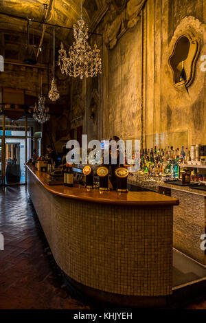 Beibehaltung der ehemaligen Kapelle Dekoration, Le Stanze American Bar und Bistro auf der Bologna Via del Borgo, Bologna, Italien Stockfoto