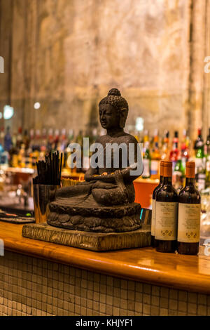 Beibehaltung der ehemaligen Kapelle Dekoration, Le Stanze American Bar und Bistro auf der Bologna Via del Borgo, Bologna, Italien Stockfoto