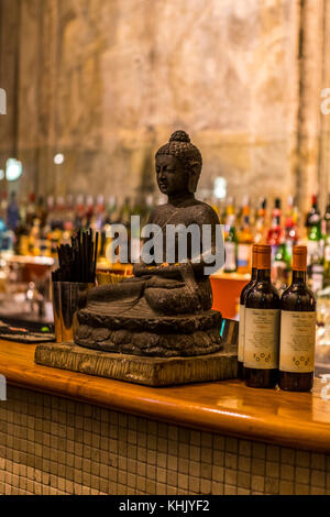 Beibehaltung der ehemaligen Kapelle Dekoration, Le Stanze American Bar und Bistro auf der Bologna Via del Borgo, Bologna, Italien Stockfoto