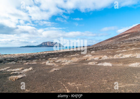 Blick auf Playa de las Conchas mit Montaña Clara Insel im Hintergrund, La Graciosa, Kanarische Inseln, Spanien Stockfoto