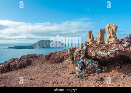 Blick von oben der Montaña Bermejawith Montaña Clara Insel im Hintergrund und einigen grünen Flechten und einige Angebote im Vordergrund, La Graci Stockfoto