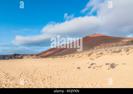 Blick auf Playa de las Conchas mit Montaña Bermeja im Hintergrund, La Graciosa, Kanarische Inseln, Spanien Stockfoto