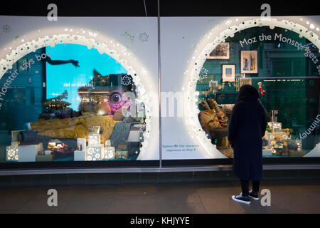 John Lewis Department Store auf der Oxford Street 2017 festliche Weihnachten Fenster Anzeige moz das Monster, London, England, Großbritannien Stockfoto