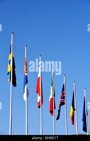 Die Flaggen der europäischen Nationen am Fahnenmasten in verschiedenen Farben. Banner und Embleme verschiedener Staaten und Ländern. Die nationale Identität, Loyalität. Stockfoto