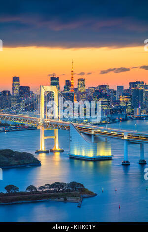 Tokio, Japan. Stadtbild von Tokio, Japan mit Regenbogenbrücke bei Sonnenuntergang. Stockfoto
