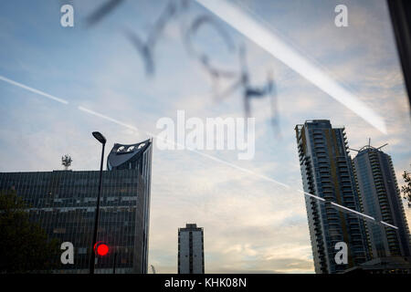 Graffiti auf dem Fenster eines London Bus und städtischen tower Blocks im Elephant & Castle geschrieben, am 13. November 2017 in London, England. Stockfoto