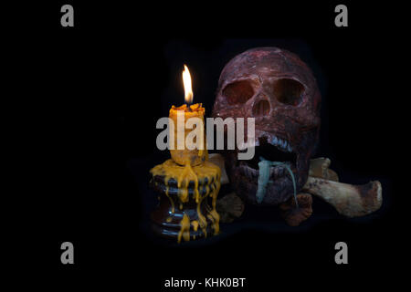 Immer noch Leben der menschlichen Schädel und Kerzenlicht, halloween Konzept, bis Schädel schließen und Kerze still life style Stockfoto