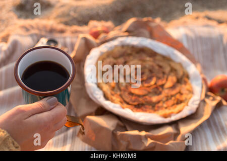 Weibliche Hand hält sie einen Becher mit Kaffee Stockfoto