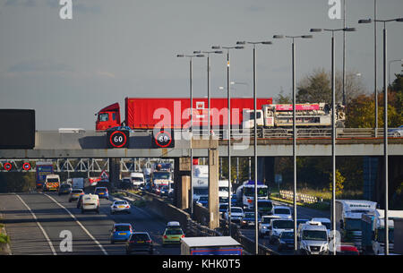 Reduzierte Geschwindigkeit begrenzen Warnzeichen in dichtem Verkehr Staus auf der Autobahn m62 bei rush hour Leeds vereinigtes königreich Stockfoto