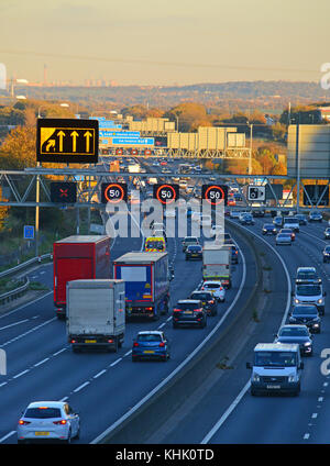 Lane geschlossen Tempolimit Warnzeichen in dichtem Verkehr Staus auf der Autobahn m62 bei rush hour Leeds vereinigtes Königreich reduziert Stockfoto