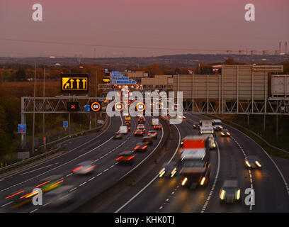 Lane geschlossen Tempolimit Warnzeichen in dichtem Verkehr Staus auf der Autobahn m62 bei rush hour Leeds vereinigtes Königreich reduziert Stockfoto