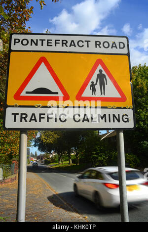 Verkehrsberuhigung Warnzeichen der Bodenschwellen und Fußgänger im Straßenverkehr vor, Pontefract Ferrybridge Straße yorkshire United Kingdom Stockfoto