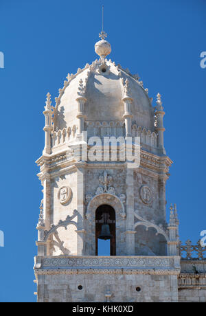 Glockenturm der Kirche Santa Maria in das Kloster Jeronimos ist eines der prominentesten Beispiele spätgotischen manuelinische Stil der Architektur. lisb Stockfoto