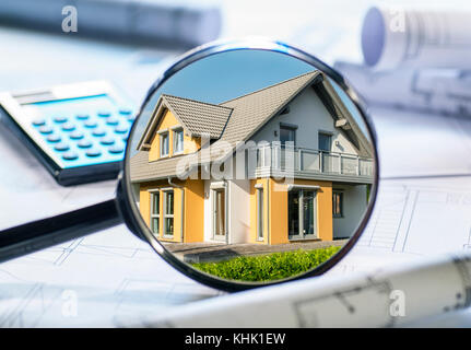 Modernes Haus der Familie unter die Lupe nimmt. Stockfoto