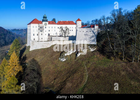Das historische Schloss pieskowa Skala in der Nähe von Krakau in Polen. Luftaufnahme im Herbst. Stockfoto
