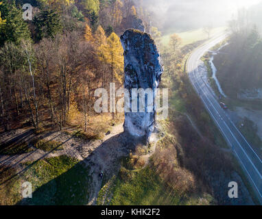 Kalkstein monadnock, Felsen namens maczuga herkuklesa (Herkules Keule oder Knüppel) in pieskowa Skala in der Nähe von Krakau in Polen. Luftaufnahme im Herbst, Stockfoto