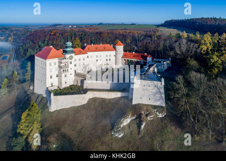 Das historische Schloss pieskowa Skala in der Nähe von Krakau in Polen im Morgennebel. Luftaufnahme im Herbst. Stockfoto
