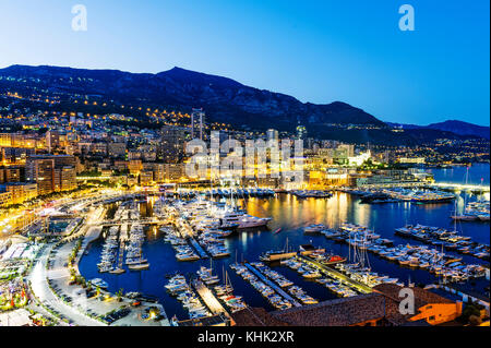 Frankreich, Fürstentum Monaco (98), Monte Carlo. Monaco Hafen, Port Hercule in der Dämmerung Stockfoto