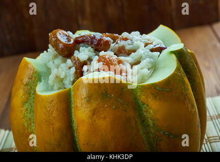 Kham-doshama - süße Pilav mit einem Kürbis, Fleisch und getrocknete Früchte. Küche von Aserbaidschan. Stockfoto