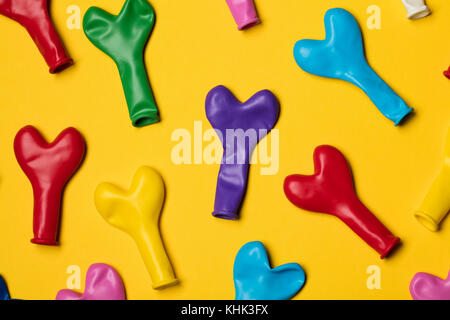 Party Ballons auf einem gelben Hintergrund Stockfoto