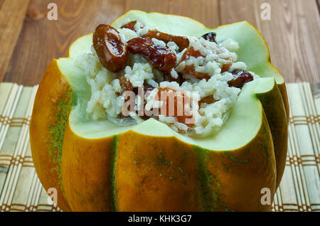 Kham-doshama - süße Pilav mit einem Kürbis, Fleisch und getrocknete Früchte. Küche von Aserbaidschan. Stockfoto