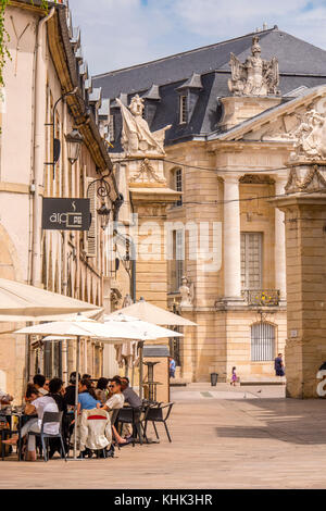 Cafe Szene am Place de la Liberation Dijon Cote-d'oder Bourgogne-Franche-Comté Frankreich Stockfoto