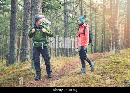 Familie wandern im Wald mit Baby in Kind Träger Stockfoto