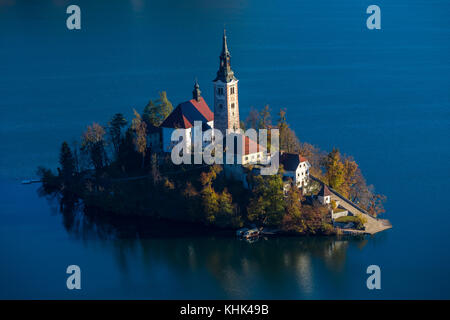 Bled, Slowenien - Sonnenaufgang Mit Blick Auf den Bleder See mit der berühmten Wallfahrtskirche Mariä Himmelfahrt vom Aussichtspunkt Ostrica im Herbst Stockfoto