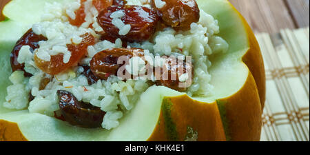 Kham-doshama - süße Pilav mit einem Kürbis, Fleisch und getrocknete Früchte. Küche von Aserbaidschan. Stockfoto