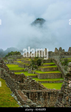 Machu Picchu, Peru, Sturmwolken und Nebel. Alte Inka-Ruinen. Stockfoto