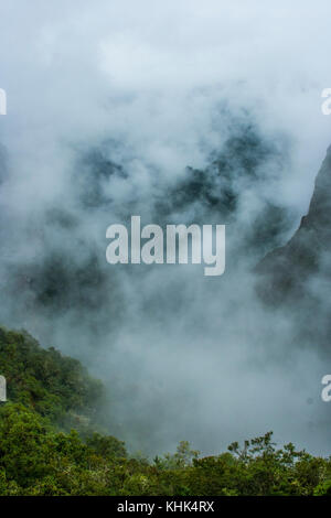 Machu Picchu, Peru, Gewitterwolken und Nebel. Alte Inka-Ruinen, Urubamba-Tal Stockfoto