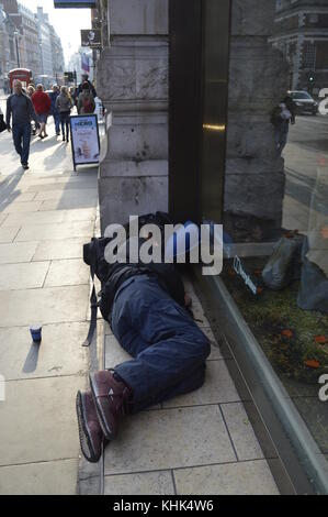 Obdachlose in London Piccadilly Street in der Nähe des Ritz Hotel Stockfoto
