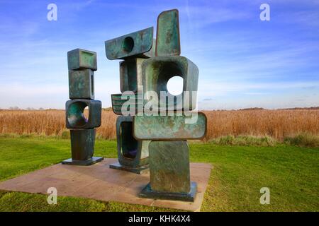 Familie der Mann aus Bronze Skulptur von Barbara Hepworth (1970) auf Snape Maltings, Suffolk. Die Namen der Darsteller sind Eltern 2, 1 und Vorfahren 2. Stockfoto