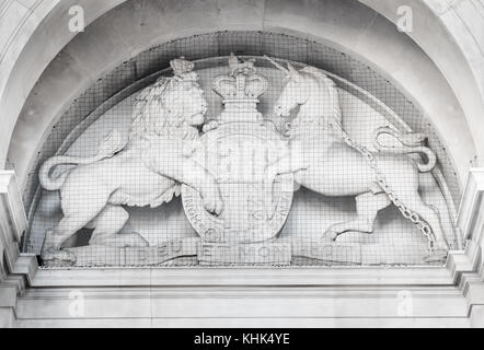 Deatil aus filigranen Steinarbeiten im Royal Exchange Gebäude im Finanzdistrikt der Stadt London, England. Stockfoto