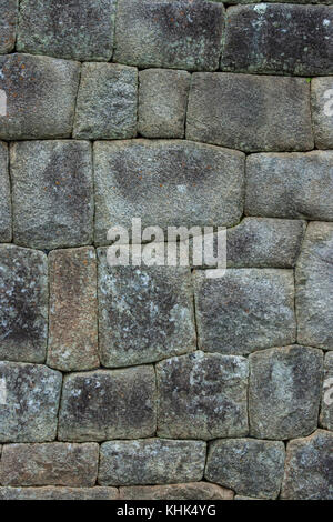 Sorgfältig geformte und montierte Steinmetzarbeiten in den Gebäuden von Machu Picchu Stockfoto