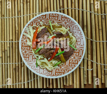 Tsuyvan-mongolischen Nudeln mit gebratenem Fleisch. traditionelles Essen in der Mongolei Stockfoto