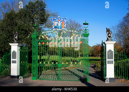 Priory Park Gates vor kurzem restauriert. Victoria Avenue, Southend On Sea, Essex. Von RA Jones zu der Gemeinde Southend durch Herzog von York geöffnet dargestellt Stockfoto