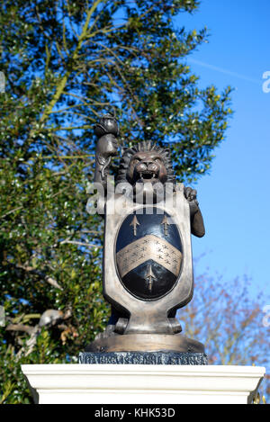 Priory Park Gates vor kurzem restauriert. Victoria Avenue, Southend On Sea, Essex. Von RA Jones zu der Gemeinde Southend durch Herzog von York geöffnet dargestellt Stockfoto