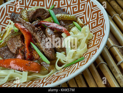 Tsuyvan-mongolischen Nudeln mit gebratenem Fleisch. traditionelles Essen in der Mongolei Stockfoto