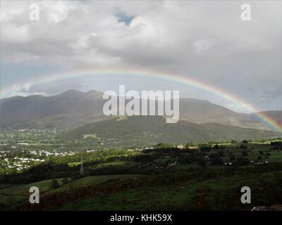 Rainbow framing skiddaw von Walla Crag, Nationalpark Lake District, Cumbria, Vereinigtes Königreich Stockfoto